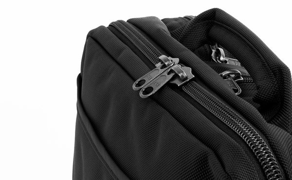 A close shot of the zipper of the main compartment of the Pilot.